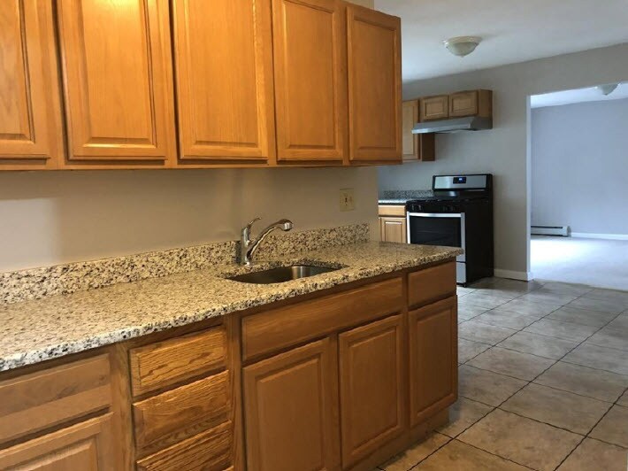 Unit#2 kitchen - 21 Middlesex Park