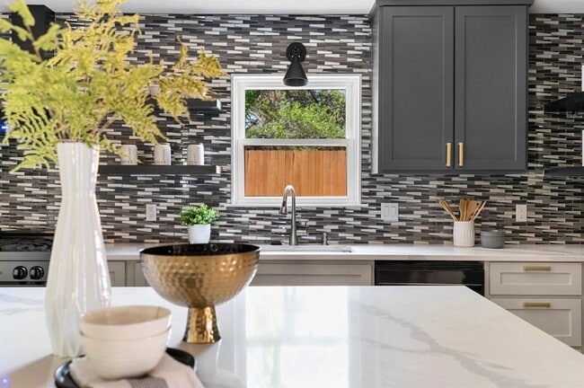 Building Photo - 6501 Thomas Springs Rd