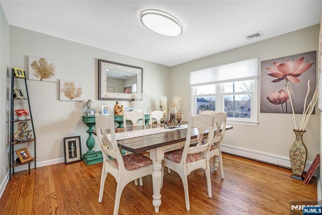 Building Photo - 12 Maple Ave