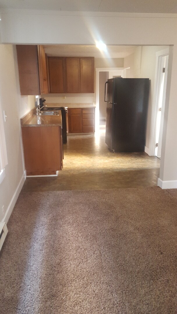 Building Photo - This Charming 2 bed, 1 bath Single Family Home is available August 10th!!