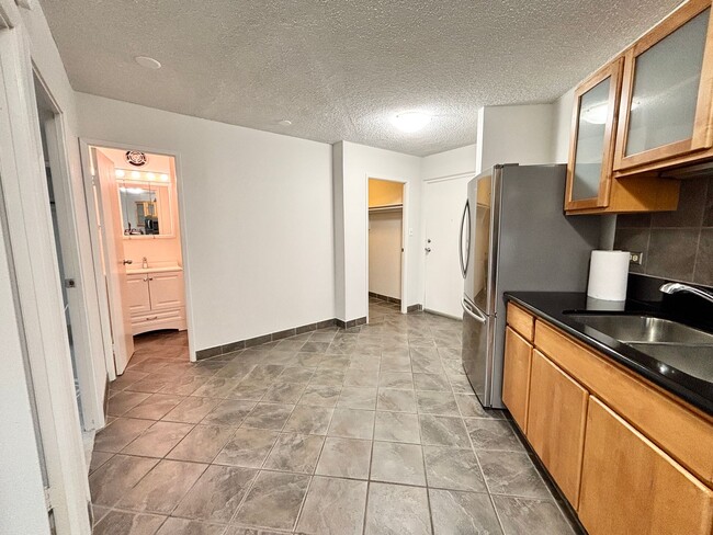 Building Photo - AVAILABLE NOW!  2 BEDROOMS/1 BATH/1 PARKIN...