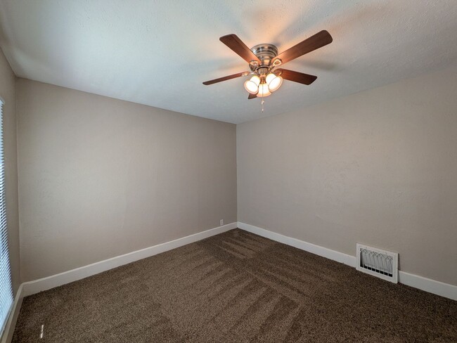 Building Photo - 3 Bedroom Home with detached garage and partially fenced yard, pet friendly!