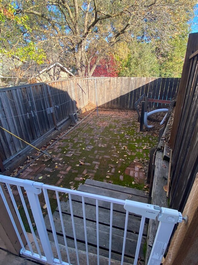 Building Photo - Pleasanton Heights 3BD, 2BA, Single Story, Great Location near downtown, Top Schools