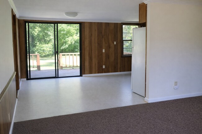 Building Photo - Quaint home located in City Limits