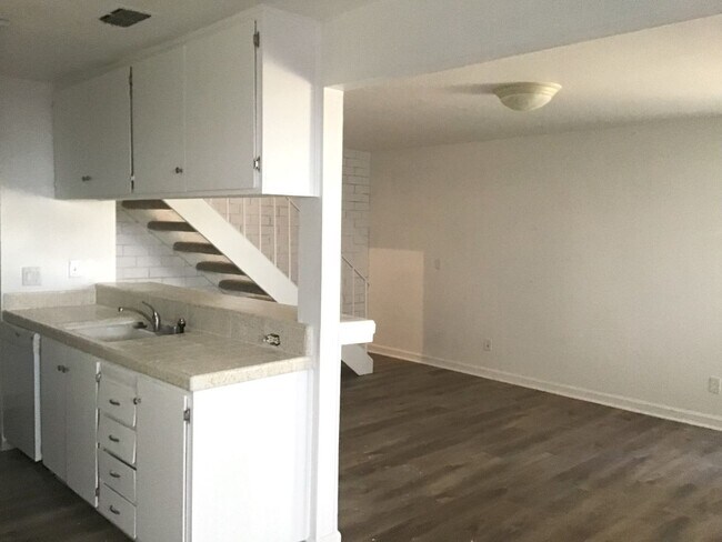 Building Photo - Townhouse condo Hillsdale Oaks