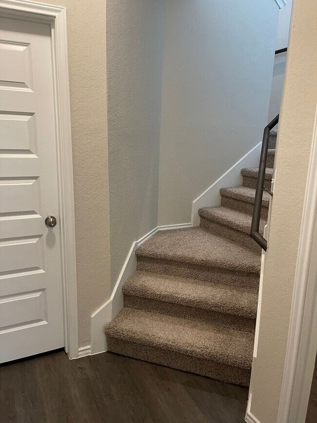 Building Photo - 5 Bedroom House in Cibolo