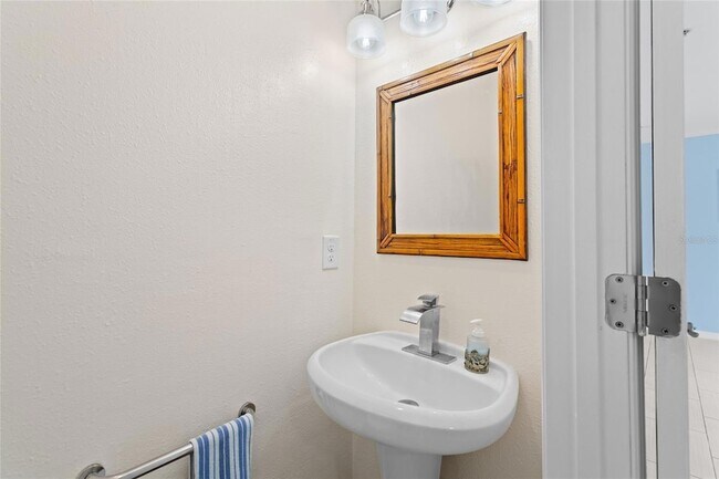 Building Photo - 754 Centervale Dr