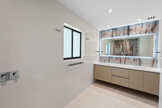 Building Photo - 1291 Bimini Ln