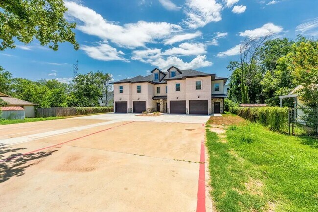 Building Photo - 1540 W Long
