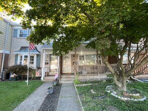 Building Photo - Beautifully updated 3-bedroom, 1.5-bath to...