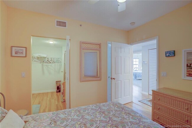 Building Photo - 5750 NE Island Cove Way