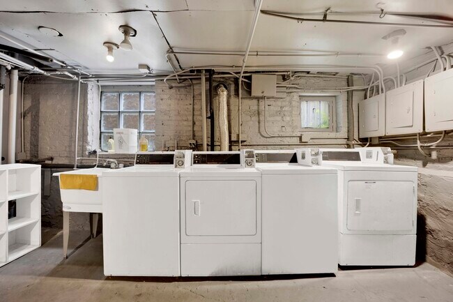 Building Photo - 5015 W Montrose Ave