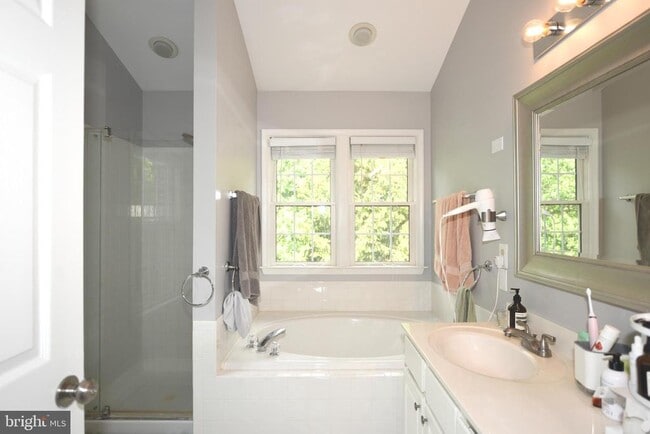 Building Photo - 556 Winding Rose Dr