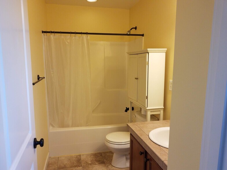 2nd bathroom upstairs, next to the 3rd bedroom - 7727 N Kellogg St