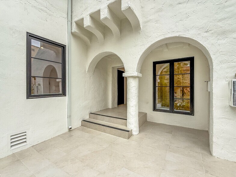 Building Photo - 150 N Arnaz Dr