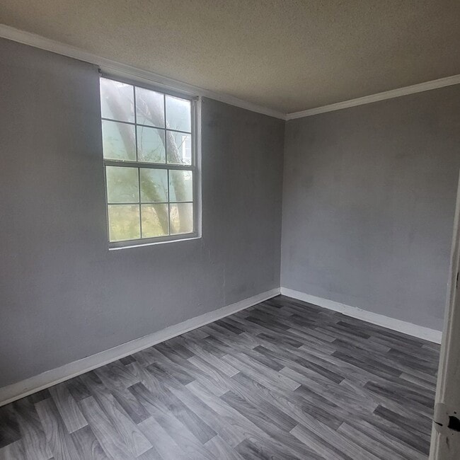 Building Photo - 111 Circle Dr