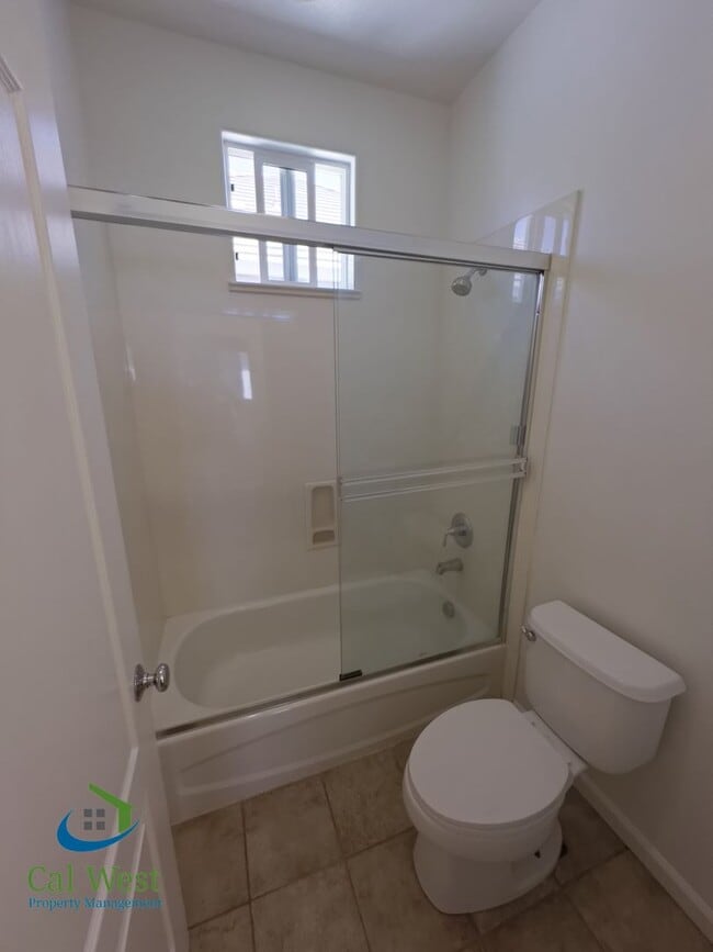 Building Photo - $5295 - 2 Story, 4 bed - 2 Bath Home in se...