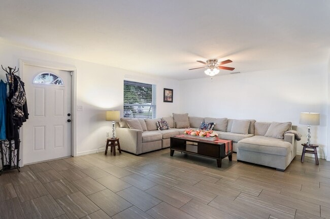 Building Photo - Nicely Remodeled & Updated 3 Bedroom 2 Bat...