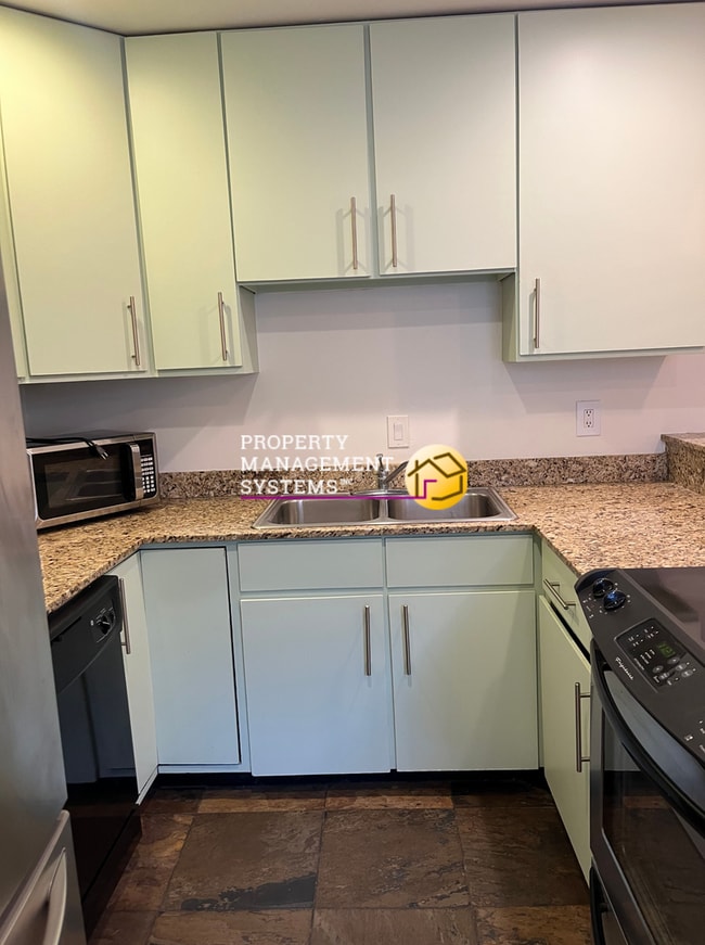 Building Photo - 3 Bedroom Home In Sugarhouse!