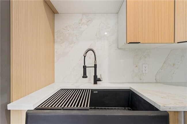 Building Photo - 170 Broadway