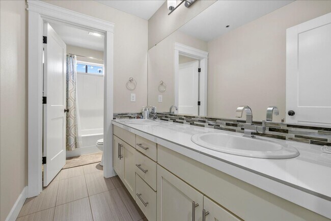 Building Photo - Luxury Living at Sagebrook