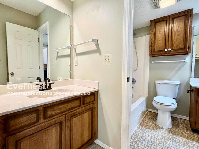 Building Photo - Lovely 2-Bedroom Home with Modern comforts...