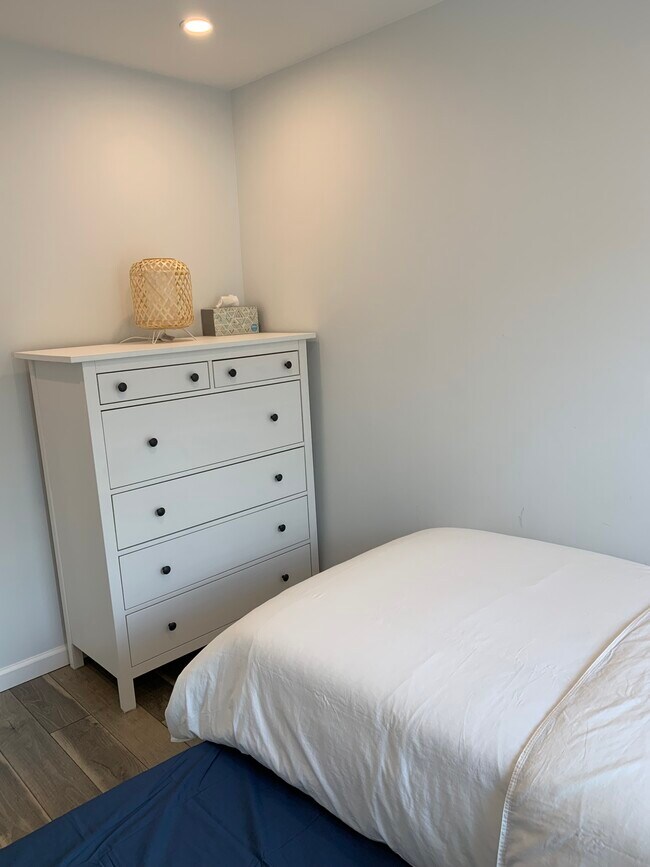 Building Photo - 152 W 9th St