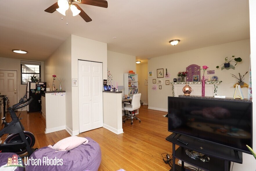 Building Photo - 730 W Roscoe St