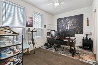 Building Photo - 2210 Lou Ellen Ln