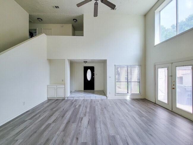 Building Photo - 2118 Creekshire Dr