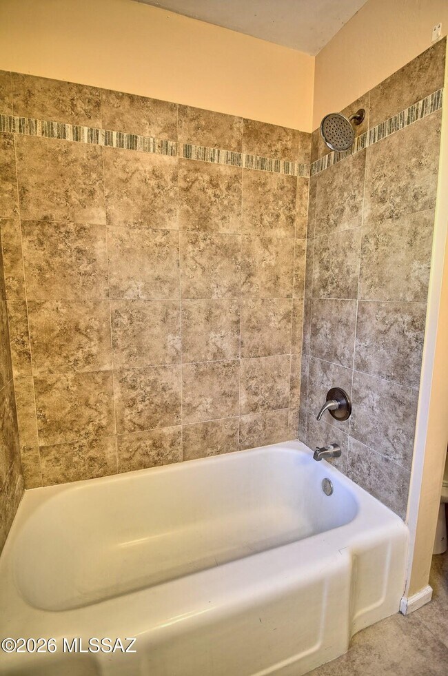 Building Photo - 1604 E 10th St