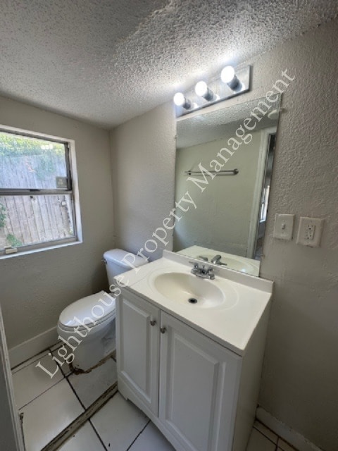 Building Photo - Bright 4 Bedroom Home With Tile Flooring Throughout