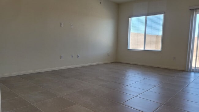 Building Photo - 5-Bed, 3-Bath Home in Spectrum Falls