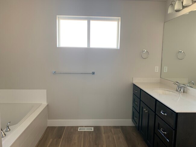 Building Photo - 70 E Ginger Gold Rd