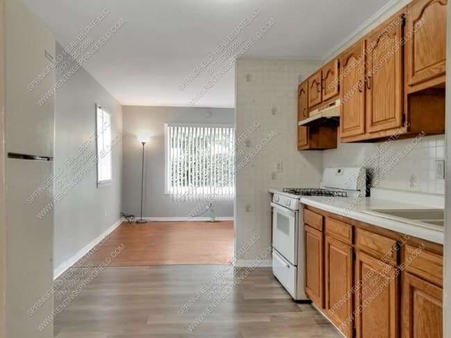 Building Photo - Hardwood Hideaway: 2 Bed/1 Bath, 850 Sq Ft...