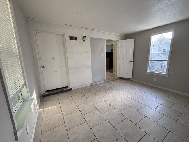 Building Photo - 7525 Sharbeth Dr S