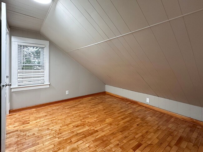 Building Photo - 713 Main St