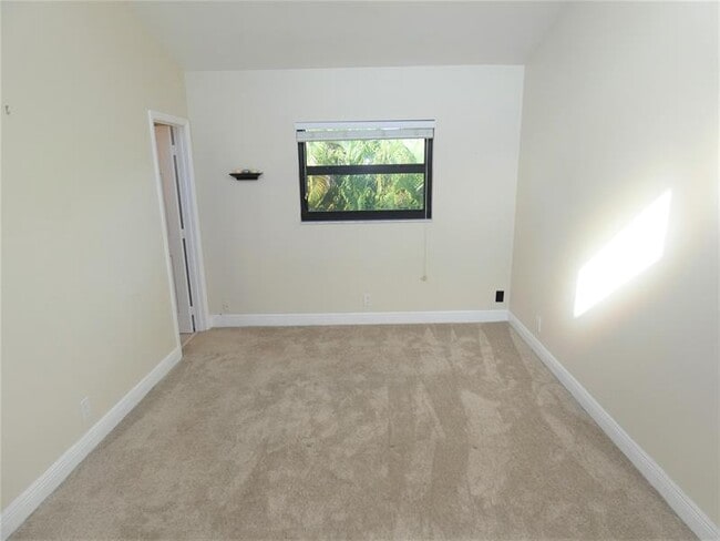 Building Photo - 1455 Holly Heights Dr