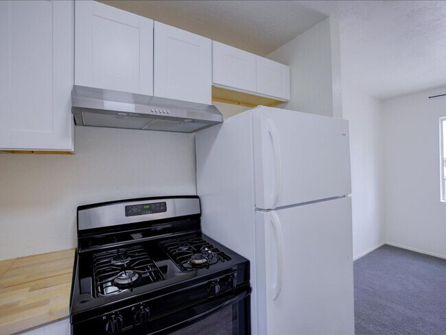 Building Photo - 2 Bedroom, 2 Bathroom with Community Pool!