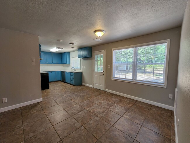 Building Photo - 3 Bedroom 2 Bath brick home in Shawnee