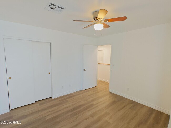 Building Photo - 1121 W Manor St