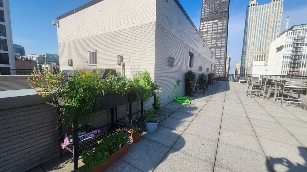 Building Photo - 253 E Delaware Pl