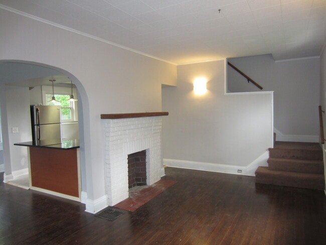 Building Photo - Updated 2 Bedroom 1.5 Bath in Pleasant Ridge