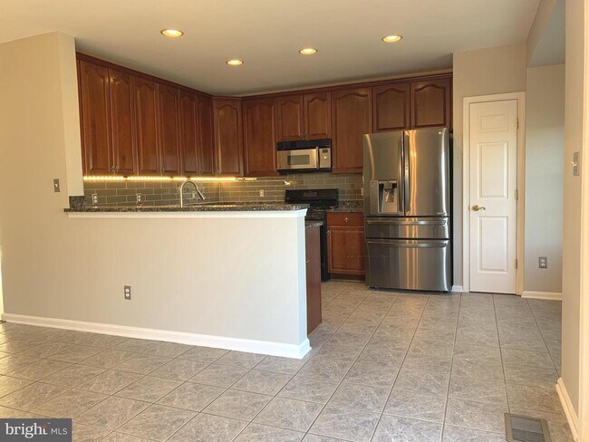 Building Photo - 3384 Governors Crest Ct