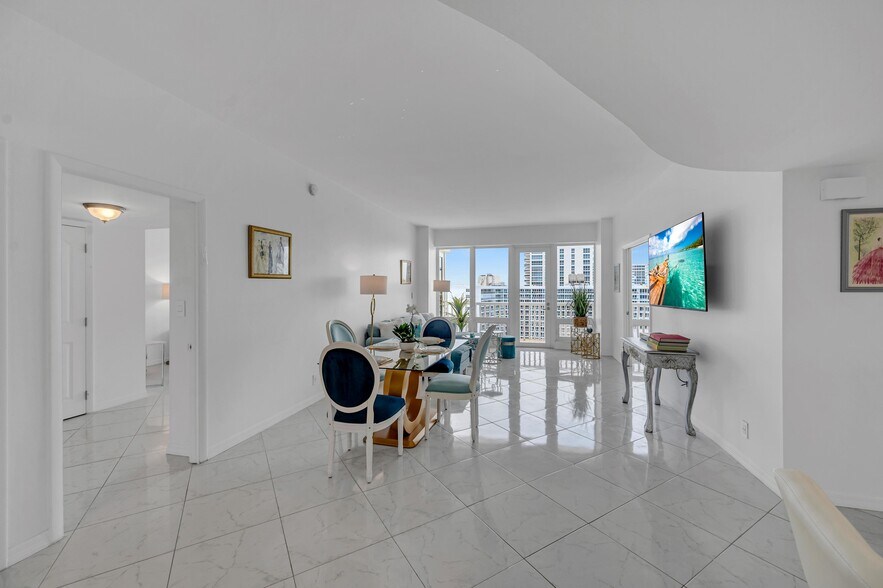 Building Photo - 4020 Galt Ocean Dr