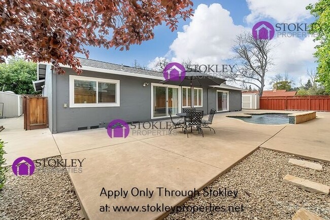 Building Photo - 568 Banyan Cir