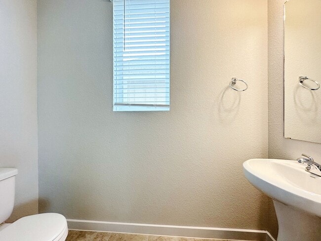 Building Photo - 424 Hortus Dr