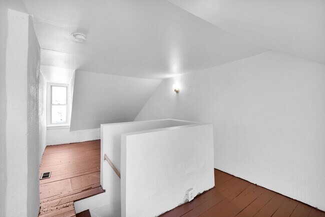 Building Photo - 210 1/2 Peach Street