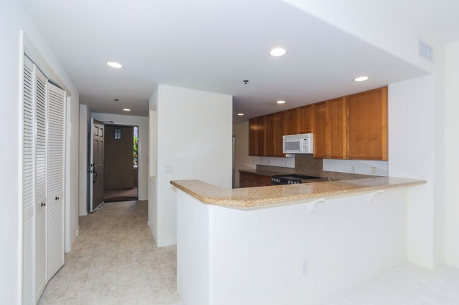 Building Photo - Colony at the Peninsula 2 bedroom 2 bath w...