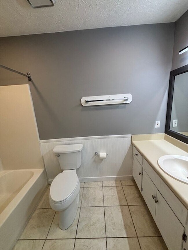 Building Photo - Updated Remodeled Large Open Split-Level Home with Full Finished Basement!